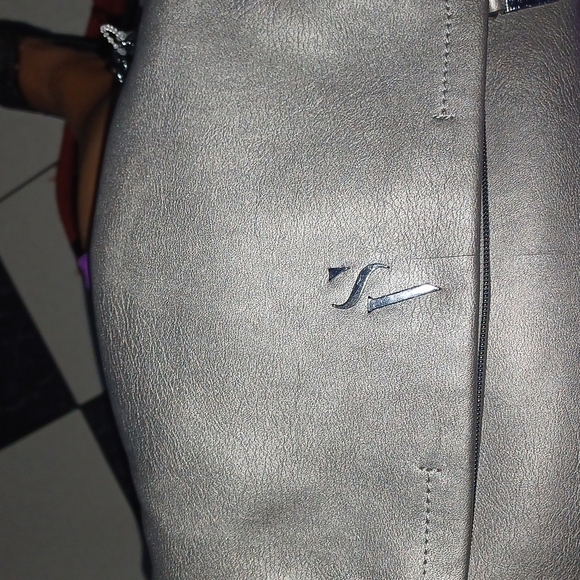 Vera Wang Crossbody Gunmetal Metallic Leather - Picture 2 of 8